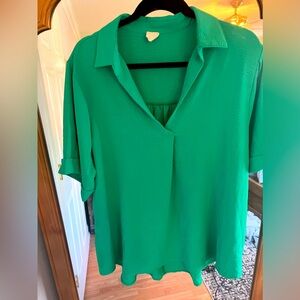 Boutique custom airflow short sleeve V-neck top